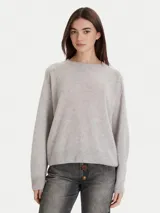 Sweater de tejido de punto color gris claro, con cuello redondo, mangas largas y terminaciones acanaladas en puños y ruedo.