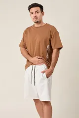 Bermuda de friza color gris melange, de corte suelto, con cintura elástica y cordón de ajuste negro.