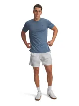 Short deportivo Under Armour de secado rápido, confeccionado en tejido ultraligero y resistente con paneles perforados para ventilación. Presenta un diseño con aberturas en el bajo para mayor movilidad, bolsillos laterales y cintura elástica con cordón ajustable.