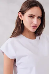 Remera de algodón peinado color gris oscuro con efecto lavado, corte oversize y mangas cortas tipo capa.