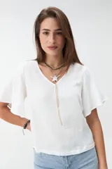 Blusa negra de manga corta con escote en V y diseño amplio y ligero.