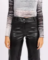 Pantalón negro de ecocuero de corte recto.