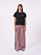 Remera verde militar con cuello redondo y estampado frontal con la frase "Do Not Disturb" en letras blancas.