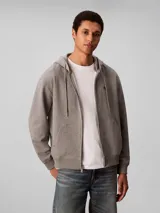 Buzo con capucha, cierre frontal completo y bolsillos tipo canguro dividido, de marca Calvin Klein.