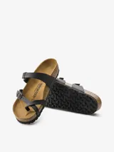Sandalias negras de mujer, modelo Mayari, con tira de dedo y dos tiras ajustables con hebillas metálicas. La plantilla es anatómica de corcho-látex y la suela es de EVA.