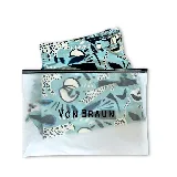 Short de baño con estampado abstracto en tonos celestes y azules. Cuenta con pretina fija, hebillas metálicas laterales para ajuste, cierre frontal con botón a presión y tres bolsillos.