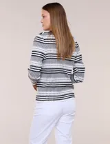 Cardigan de tejido de punto acanalado con diseño de rayas horizontales en tonos negro, blanco y gris, escote redondo y cierre frontal completo con cremallera.