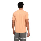 Remera deportiva Umbro de manga corta y cuello redondo, confeccionada en tejido técnico de alto rendimiento. Presenta un diseño liso en color coral con el logo de la marca estampado en contraste en el pecho.