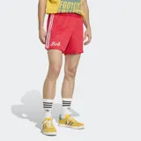 Short deportivo Adidas Originals en colaboración con Bob Marley, color rojo con las icónicas tres tiras blancas laterales. Presenta el nombre 'Bob' bordado en la pierna derecha y el logo del Trifolio en la izquierda.
