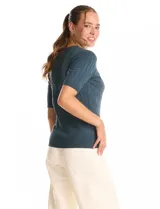 Buzo tejido marca Tahari, color verde, con cuello a la base, manga corta y diseño de ochos en el frente.