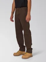 Jeans de mezclilla rígida para hombre, color marrón, con diseño de corte recto y clásico de cinco bolsillos, bragueta con cremallera y botón metálico.