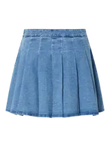 Minifalda de denim azul claro con pliegues anchos tipo tabla en la parte delantera y cintura alta.