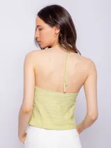 Top sin mangas color verde claro, con cuello halter y espalda baja.