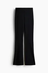 Leggings de punto color negro, de tiro alto con elástico oculto en la cintura y piernas acampanadas.