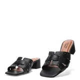 Sandalias tipo zueco de cuero negro con diseño de tiras entrelazadas decoradas con pequeñas tachas metálicas doradas. Presenta taco block de altura media y punta cuadrada.