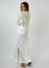 Vestido largo blanco de lino con mangas tres cuartos con detalle de crochet.