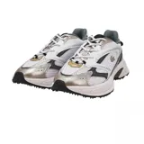 Championes Lacoste modelo Neo Shot, con diseño deportivo de estilo retro. Presenta una combinación de malla técnica y paneles sintéticos en tonos blanco, gris y detalles metalizados, con el logo del cocodrilo en el lateral y suela de goma con relieve.
