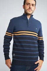 Sweater de punto para hombre con diseño de rayas horizontales en tonos azul marino, azul y mostaza. Presenta cuello alto con medio cierre frontal, mangas largas con puños acanalados y logo bordado en el pecho.
