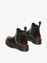 Bota Chelsea de cuero Arcadia color bordó con acabado brillante, suela de plataforma gruesa y ranurada, costura amarilla en el ribete y tirador AirWair en el talón.