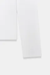 Camiseta de manga larga y cuello redondo, con corte ajustado al cuerpo.