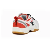Championes Diadora Netjumper ID para voleibol, color blanco con detalles en rojo y negro.