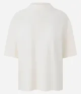 Remera de corte holgado y diseño básico, confeccionada en algodón. Presenta cuello redondo y mangas cortas con caída relajada.