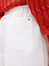 Pantalón de pierna ancha, confeccionado en popelín de puro algodón, con cintura elástica y dos bolsillos traseros de parche.