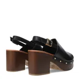 Sandalias Bottero de cuero negro con plataforma y taco cuadrado con acabado efecto madera. Presentan un diseño de punta abierta, detalle de tachas metálicas doradas en el contorno de la suela y una pulsera ajustable con hebilla metálica en el tobillo.