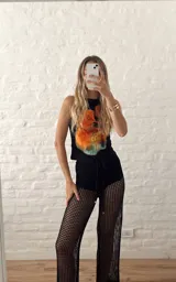 Pantalón de red negro de tiro alto y corte acampanado.