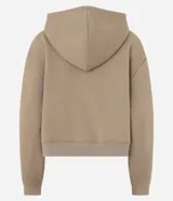 Saco con capucha de corte holgado, confeccionado en mezcla de algodón y poliéster color marrón. Presenta cierre frontal por cremallera, puños y ruedo acanalados, y detalle de piping blanco en contraste a lo largo del pecho y las mangas.