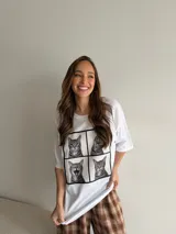 Remera blanca de algodón con estampa frontal dividida en cuatro paneles con fotos de un perro galgo.