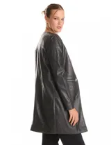 Chaqueta larga de eco cuero marca Baccini, con cuello a la base, cierre frontal y bolsillos laterales con cierre metálico. Posee forro interno a tono.