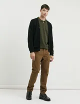Pantalon de corte clasico en color azul, confeccionado en algodon, con bolsillos delanteros inclinados y bolsillos traseros de ribete.