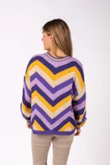 Sweater de punto con diseño de rayas en zigzag multicolor, cuello en V con detalle de hilo metalizado y mangas largas con puños acanalados.