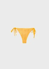 Top de bikini con diseño triangular confeccionado en tejido de crochet color amarillo, con forro interior y breteles finos.