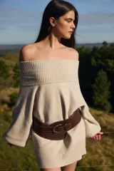 Sweater de punto con textura acanalada, cuello alto tipo polerón, mangas largas abuchonadas y puños anchos.