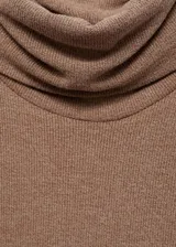 Vestido midi de punto color marrón, con cuello alto vuelto y mangas largas. Presenta un diseño ajustado al cuerpo con caída fluida.