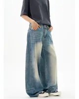 Jean de denim azul claro con efecto lavado y amplios paneles deslavados en la parte delantera de los muslos. Presenta un corte extremadamente ancho y holgado (baggy), con puños ajustados en los tobillos.