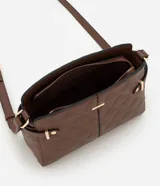 Cartera bandolera mediana de color marrón, confeccionada en poliuretano con textura tipo floater. Presenta un diseño rectangular con costuras geométricas, herrajes metálicos dorados y correas laterales decorativas. Incluye cierre superior con cremallera y correa larga ajustable.
