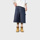 Bermuda baggy de denim azul oscuro con bolsillos cargo traseros y costuras a contratono.