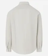 Camisa de sastrería rayada color celeste y blanca, de corte regular, con cuello solapa, cierre frontal de botones y manga larga.