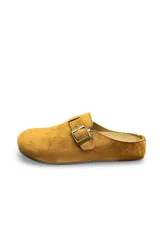 Zuecos de gamuza color amarillo, diseño cerrado en la parte delantera y destalonado, con una tira superior ajustable mediante hebilla metálica.
