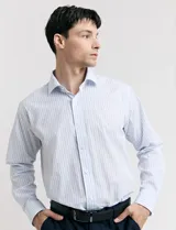 Camisa celeste y blanca a rayas verticales, de manga larga y corte clásico.