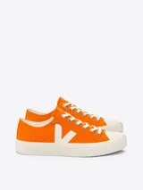 Zapatillas Veja modelo Wata II, color naranja con logo lateral en blanco, fabricadas en algodón orgánico con suela de caucho.