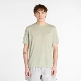 Remera deportiva color verde claro, de corte clásico y mangas cortas. Cuenta con el logo de New Balance estampado en el pecho.