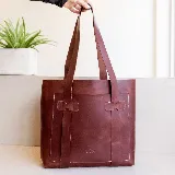 Cartera estilo tote bag marca Del Sur, modelo Cero Cuatro, confeccionada en cuero de alta calidad color marrón con costuras blancas a la vista y tiras dobles para el hombro.