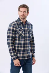 Sobrecamisa de viyela a cuadros en tonos azul, beige y marrón, con dos bolsillos de parche con solapa abotonada en el pecho.