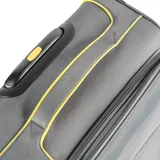 Valija mediana modelo Hamburgo, color gris con detalles en amarillo, de material textil con cuatro ruedas y candado TSA.