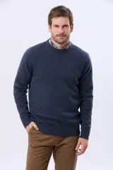 Buzo de lana azul con cuello redondo, manga larga y diseño tejido de punto.
