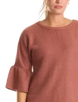 Buzo tejido de punto fino color blanco, con cuello redondo y mangas tres cuartos con terminación acampanada.